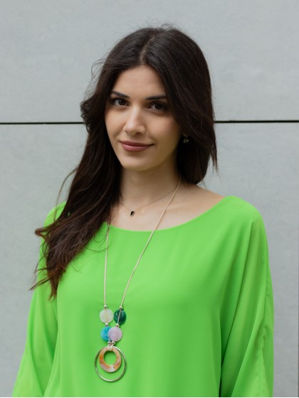 Μπλόυζα μουσελίνα με κολιέ